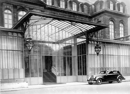 Vue en 1947 à Paris, de la façade du palais de l'Elysée, masquée depuis 1898 par une verrière,