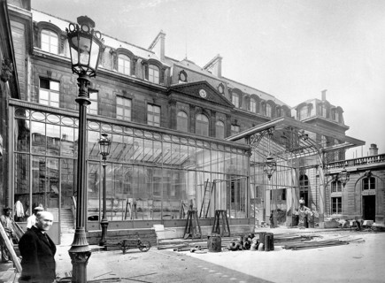 Etat des travaux, en août 1947, de la façade du palais de l'Elysée.  Ces travaux visaient à