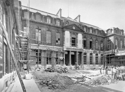 Etat des travaux, en septembre 1947, de la façade du palais de l'Elysée.  Ces travaux visaient à