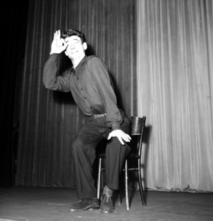 La gestuelle de Yves MONTAND lors d'un de ces spectacles dans les années 1950.