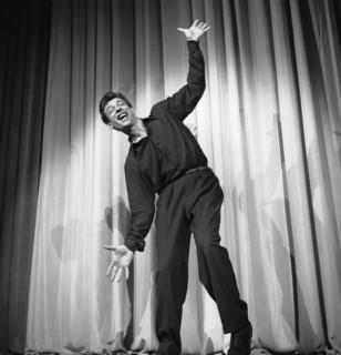 La gestuelle de Yves MONTAND lors d'un de ces spectacles dans les années 1950.
