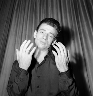 La gestuelle de Yves MONTAND lors d'un de  ces spectacles dans les années 1950.