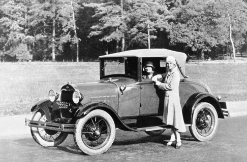 En 1929 à l'occasion du Salon de l'automobile, deux élégantes jeunes femmes présentent le coupé