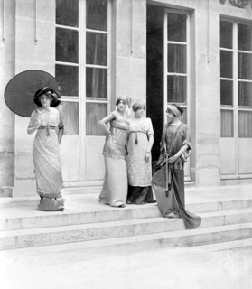 Défilé des mannequins de Paul Poiret devant l'hôtel d'Antin à Paris