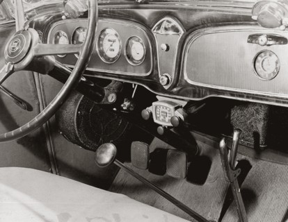 Les premiers auto-radio installés dans des automobile en France, dans les anneés 30. "c'est une