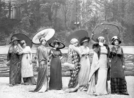 Défilé des mannequins de Paul Poiret dans le parc de l'hôtel d'Antin à Paris