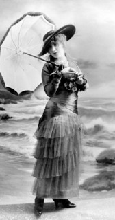Fin du XIX siècle, mode pour les loisirs en bords de mer.