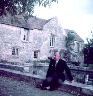 Christian Dior devant sa propriété de Milly-la-Forêt