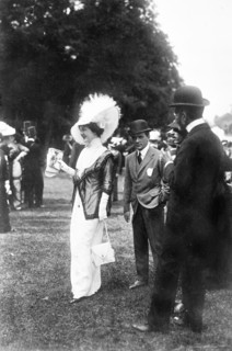 Mode et physionomie au début du XXème siècle.  Des élégants se promènent, coiffés de chapeaux et
