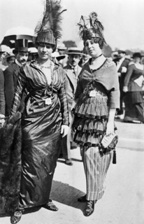 Mode et physionomie au début du XXème siècle.  Les femmes portent des chapeaux et de longues robes,