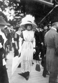 En 1911 à Paris, les dernières modes lancées aux courses d'Auteuil.  Photographie parue dans