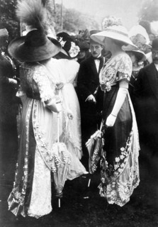 En 1911 à Paris, les dernières modes lancées aux courses d'Auteuil.  Photographie parue dans