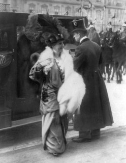 Février 1913, arrivée de Henriette Poincaré (née Benucci) à la réception de l'Hôtel de Ville, pour