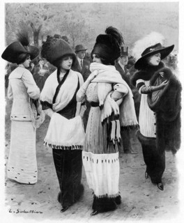 En 1910, jeunes femmes parisiennes, vêtues d'hermine.  "C'est vraiment l'une des plus jolies et des