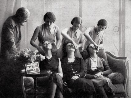 Mode et beauté à Paris en 1932. Une séance démonstrative de maquillage dans un salon de Dorothy