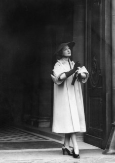 Collection Nina Ricci printemps 1950. 

Manteau en gros-grain jaune, a manches trois-quart.