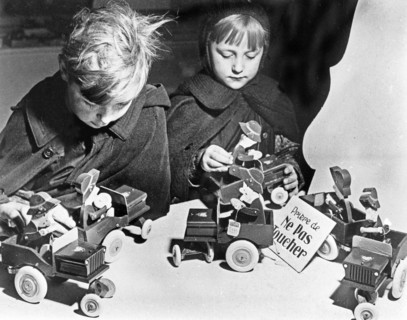 Enfants s'amusant avec les jouets exposés dans un grand magasin à Paris, 1954