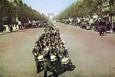 défilé sur les Champs-Elysées à Paris, de la relève allemande au printemps 1942.