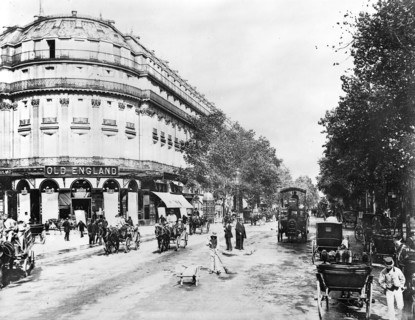 La circulation sur un grand boulevard parisien vers la fin du XIX siècle. Le passage des piétons,