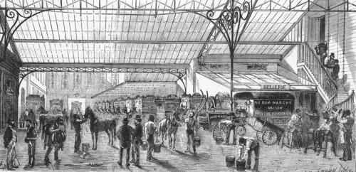 En 1874 à Paris: les remises des magasins du Bon Marché, abritant les nombreuses voitures de