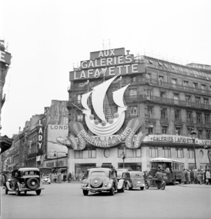 Façade du magasin des Galeries Lafayette pendant les célébrations du bimillénaire de Paris en 1952.