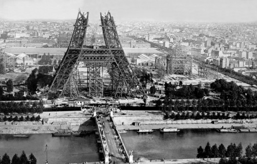 Vue en 1888 de la Tour Eiffel en cours de construction. Les quatre piliers et le premier étage sont