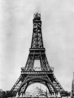 En 1889, vue de la Tour Eiffel en construction. Les trois étages sont achevés. Son inauguration