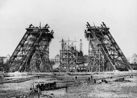 En 1887, vue de la Tour Eiffel en construction. Les quatre piliers sont montés. Le chantier de la
