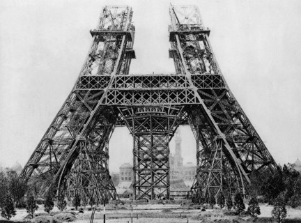En 1888, vue de la Tour Eiffel en construction. Le premier étage est monté. Son inauguration aura