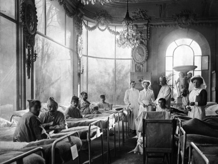 HOPITAL IMPROVISE DANS L'AILE D'UN CHATEAU 1914-1918 - Durant la Première Guerre Mondiale, hôpital