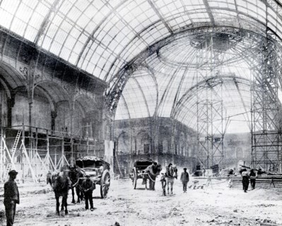 En mars 1900, la nef du Grand Palais en cours de construction avant son inauguration pour