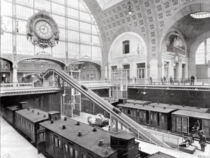 En septembre 1900, l'acheminement des bagages à l'arrivée d'un train à la gare d'Orléans, quai