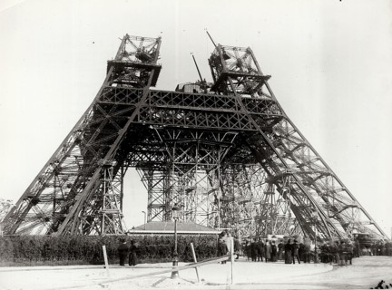 Vue en 1888 à Paris, de la Tour Eiffel en cours de construction, pendant le montage des piliers