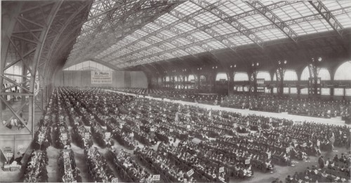 La fête de la mutualité en 1904. le banquet de 26 000 couverts, le 30 octobre, dans la galerie des