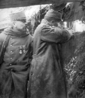 Soldat et officier dans une tranchée, en 1914