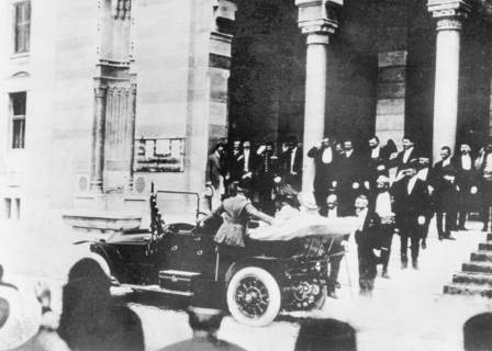 Attentat de Sarajevo - Salués par les autorités à la sortie de l'hôtel de ville de Sarajevo