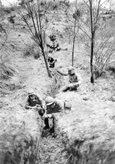 Le téléphone à l'arrière du front. Après un bombardement, les sapeurs téléphonistes ayant mis leur