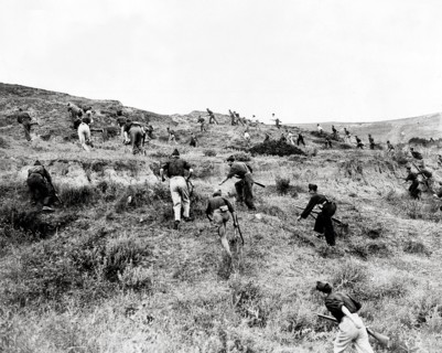Troupes insurgées progressant aux environs de Saint-Sébastien en août 1936.