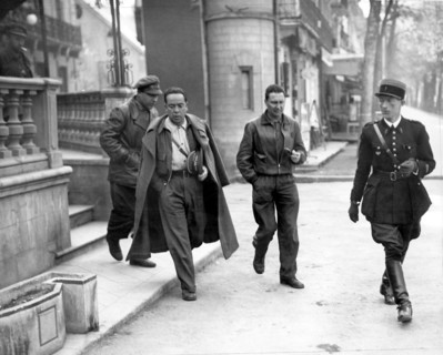 Le général Gallo quittant son hôtel à Luchon, 1938