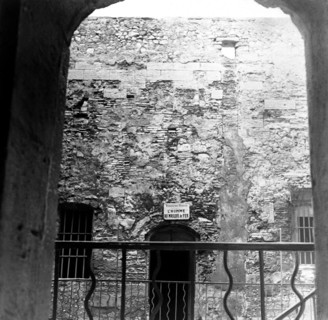 Vue en 1941, sur l'îlot d'If au large de Marseille, de la porte du cachot de l'Homme au masque de