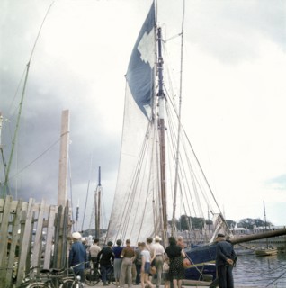 En août 1955, dans le port de Concarneau en Bretagne, des curieux assistent à l'appareillage du