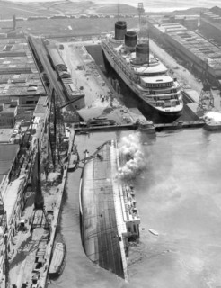 Le 18 avril 1939, dans le port du Havre, son port d'attache, le célèbre paquebot français le