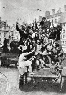 Scène de liesse à la Libération de Lyon en septembre 1944
