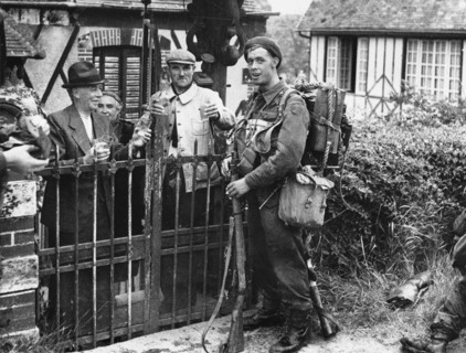 Un soldat anglais avec des habitants normands, en juin 1944
