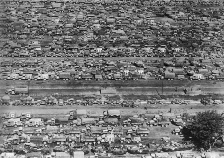 Parc de véhicules militaires américains avant le débarquement du 6 juin 1944