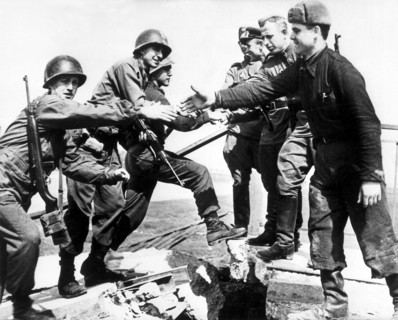 La rencontre des troupes américaines et soviétiques  au cours de leur avancée respective en