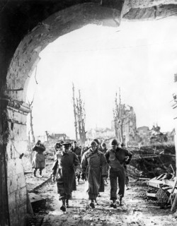 Eisenhower, commandant en chef des forces alliées visite la citadelle tombée le 24 février 1945,