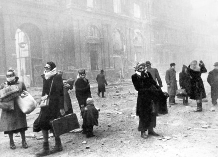 Allemagne: bombardements alliés sur Berlin, Baillonnés et portant des lunettes pour se protéger