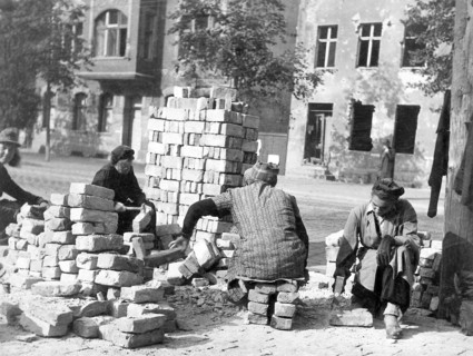 Dans la ville ravagée par les bombardements, la population de Berlin pour reconstruire leur ville,