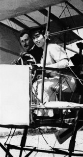 Le 8 juillet 1908, à Milan (ou Turin), à bord d'un biplan Voisin piloté par l'aviateur français